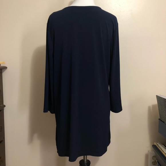 Susan Graver Modern Essentials Navy Blue Keyhole Blouse w/ Side Slits (M) - Picture 2 of 3
